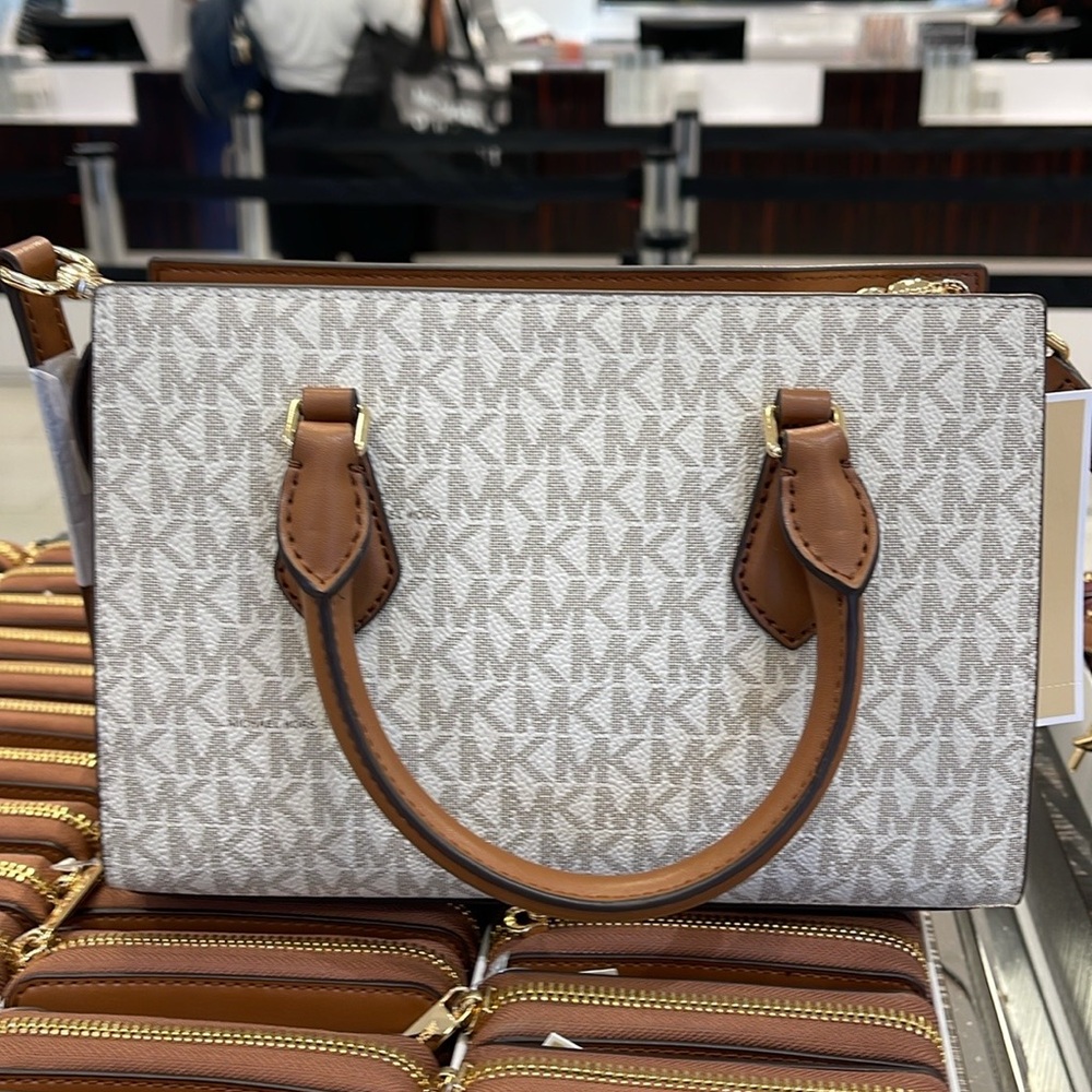 Michael Kors Small Sheila Satchel Crossbody
Vanilla 
NWT - Picture 5 of 16